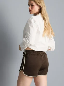 Satin-Laufshorts mit Paspelierung