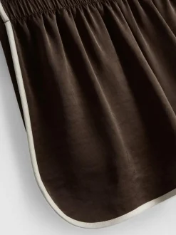 Satin-Laufshorts mit Paspelierung