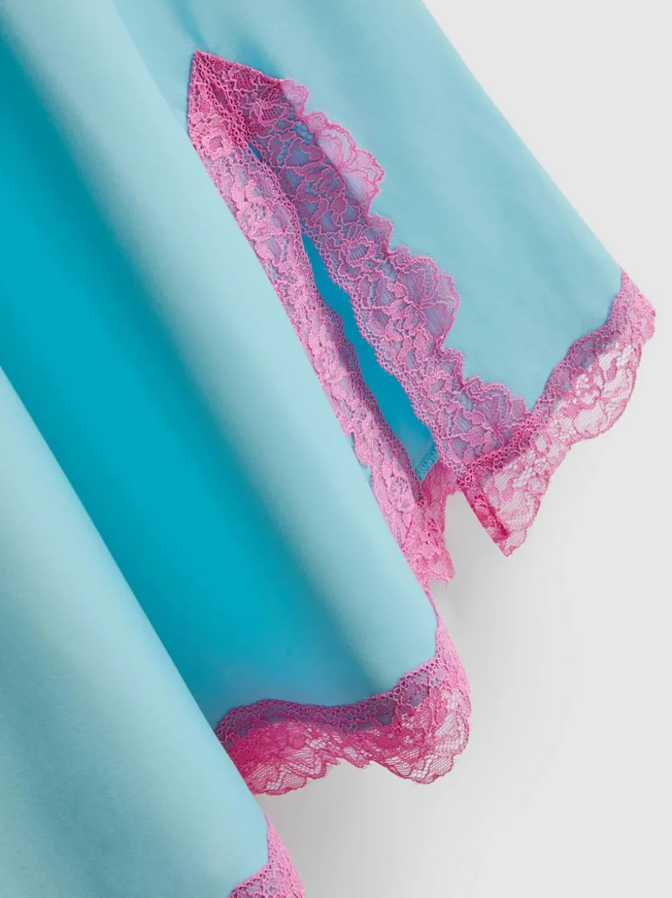 Satin-Negligé in Minilänge mit Spitzenbesatz