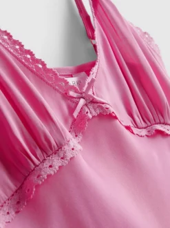 Satin-Negligé mit Spitzenbesatz