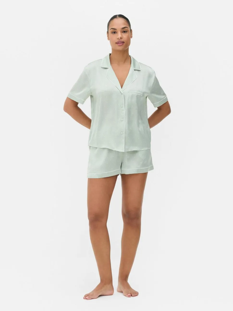 Satin-Schlafanzug mit Hemd und Shorts