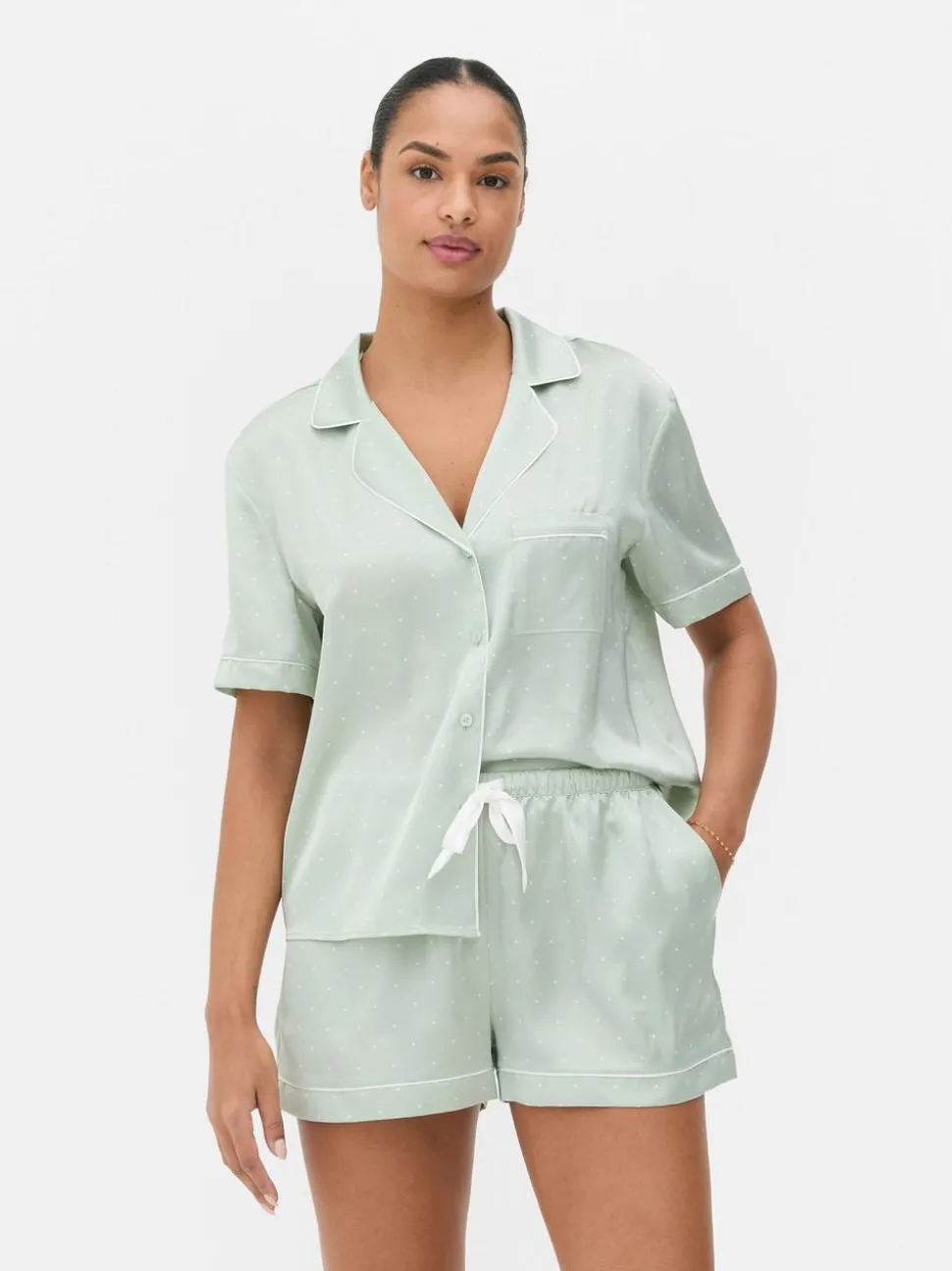 Satin-Schlafanzug mit Hemd und Shorts