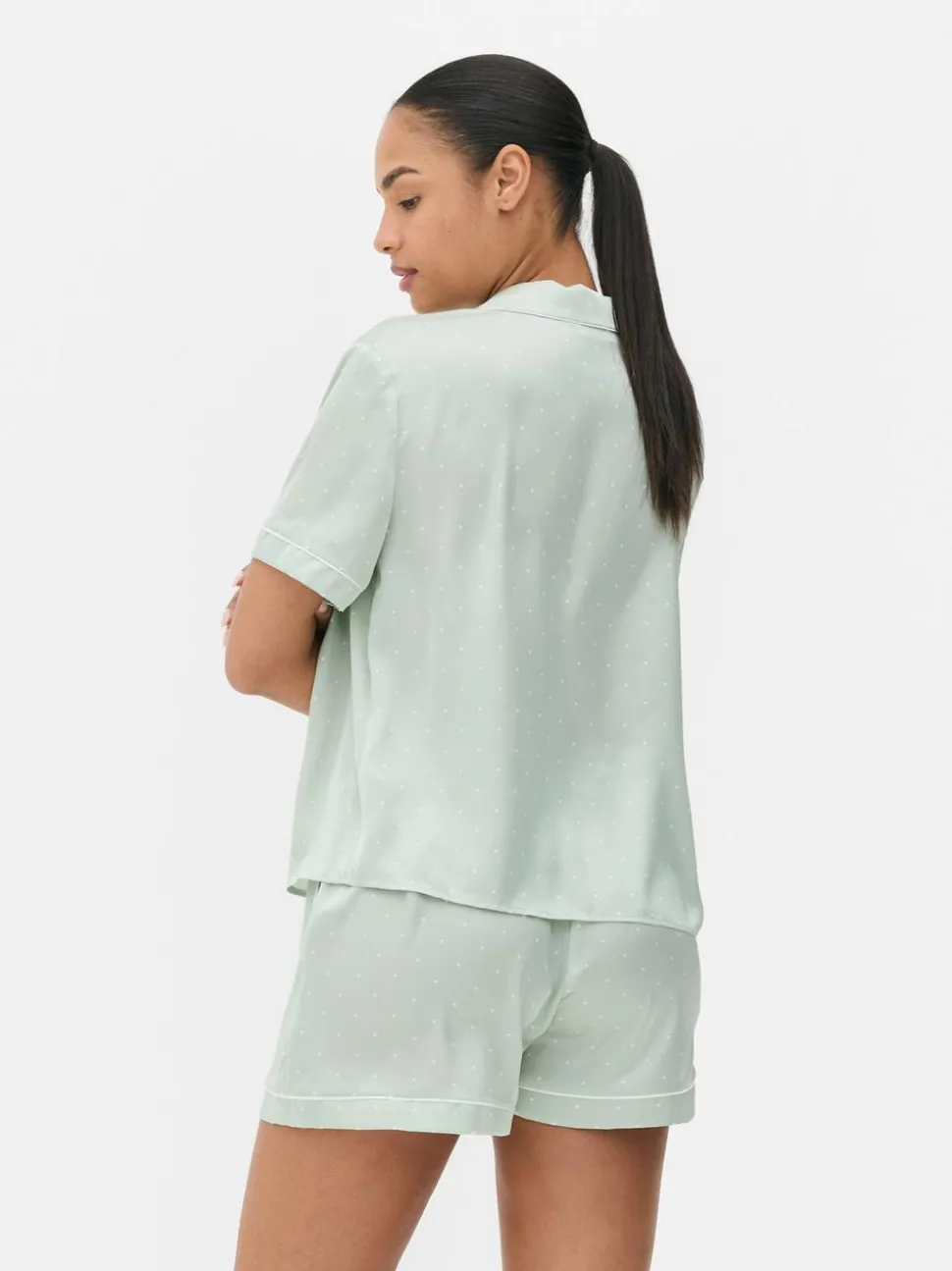 Satin-Schlafanzug mit Hemd und Shorts