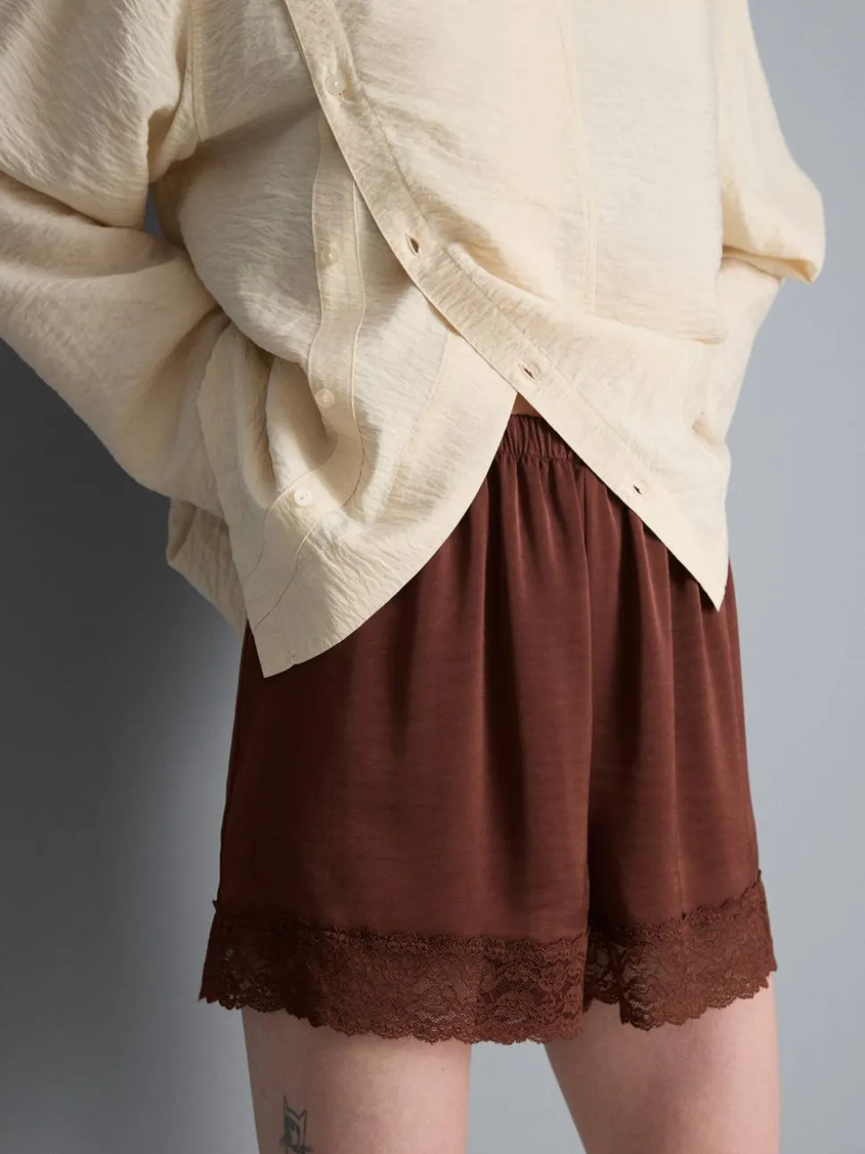 Satin-Shorts mit Spitzenbesatz