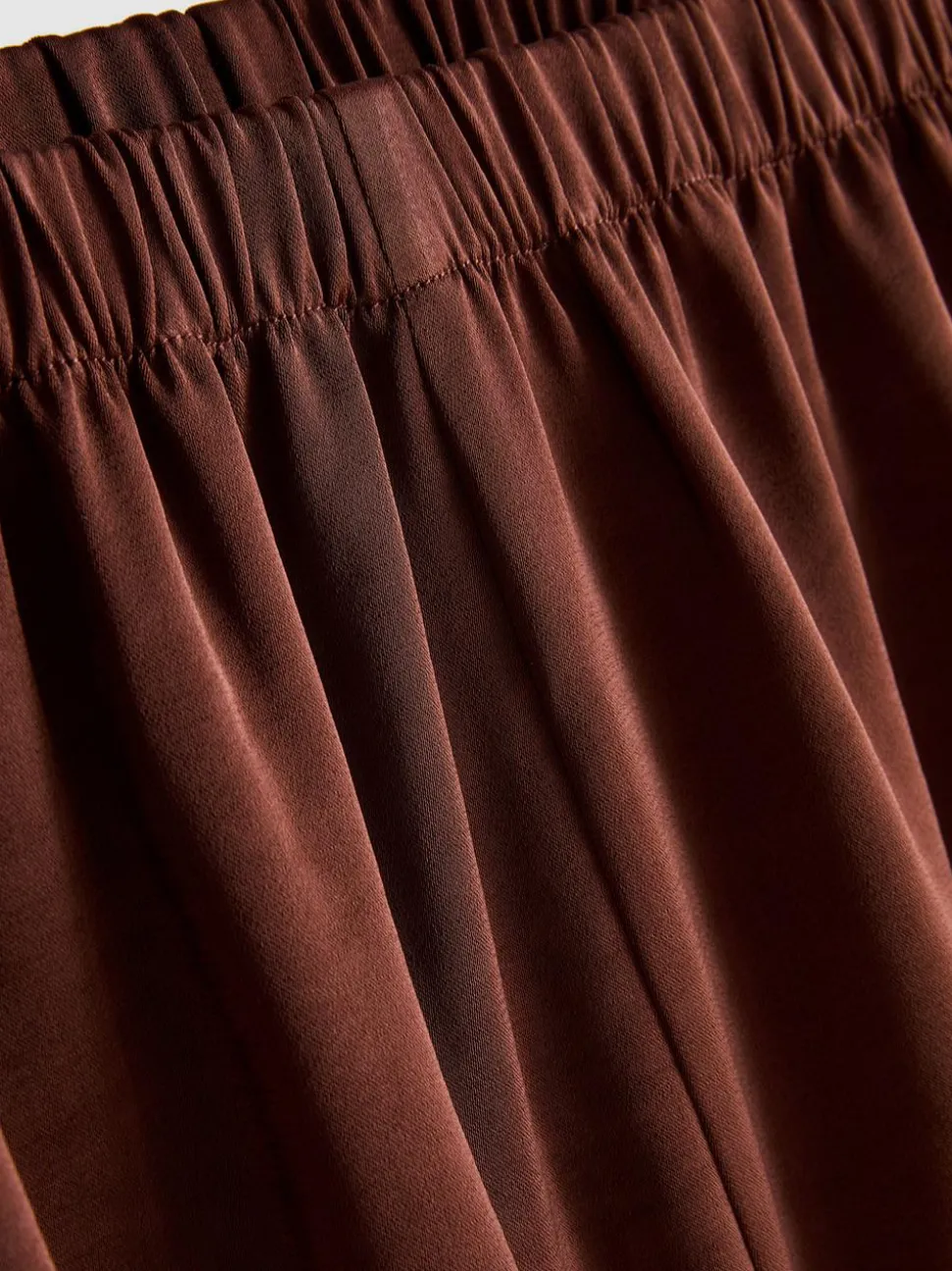 Satin-Shorts mit Spitzenbesatz