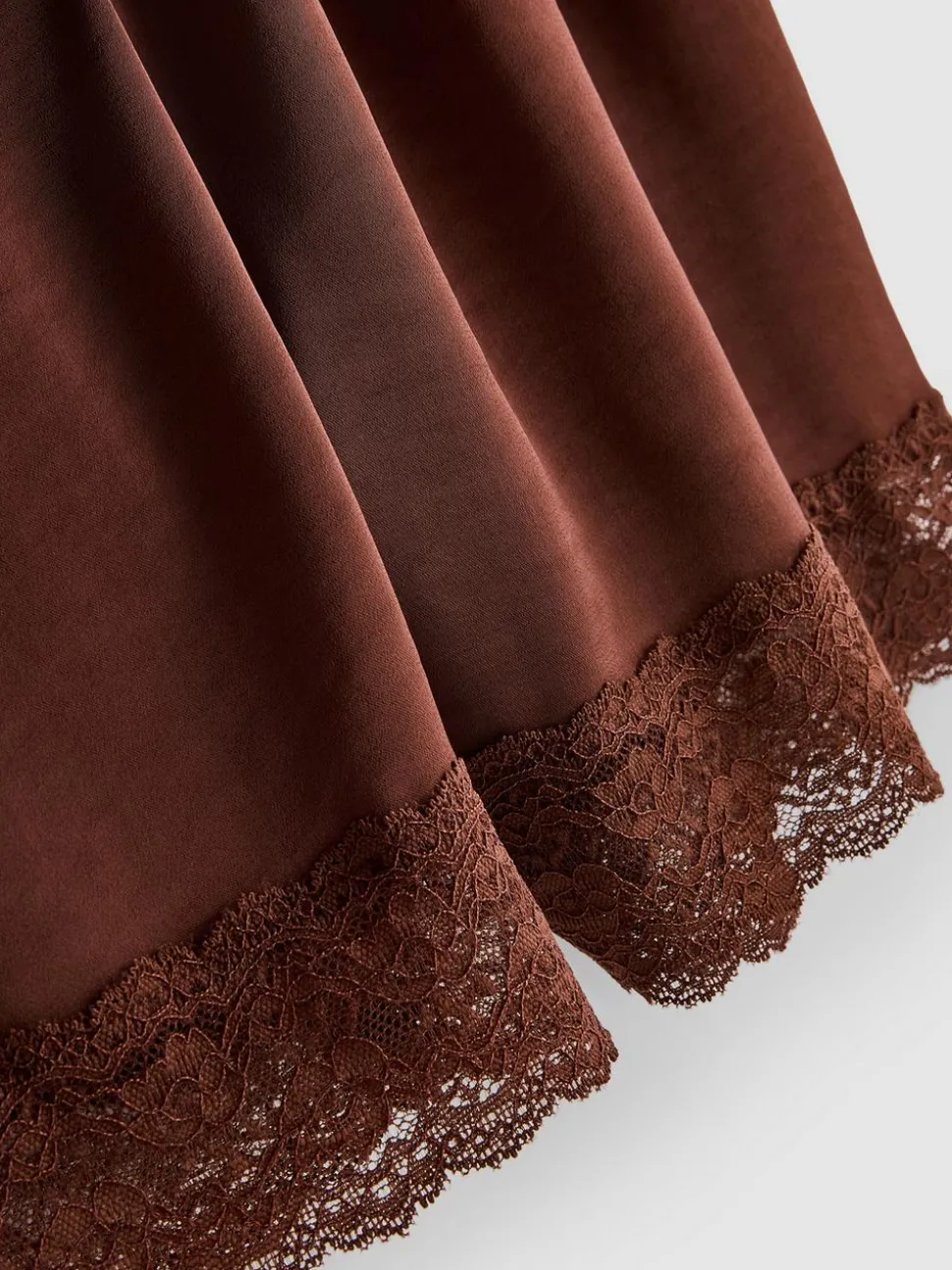 Satin-Shorts mit Spitzenbesatz