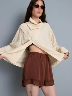 Satin-Shorts mit Spitzenbesatz