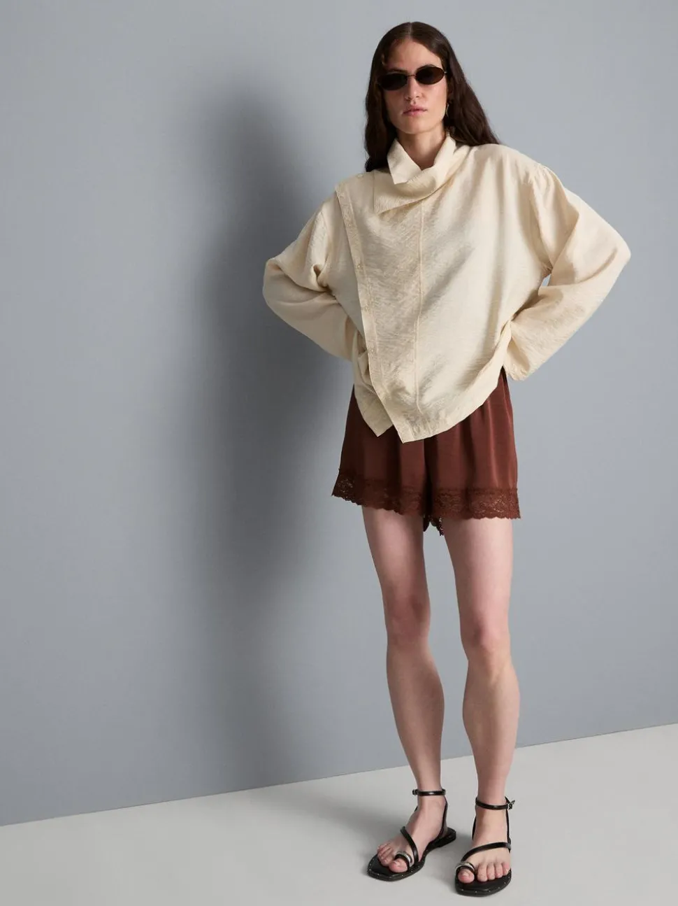 Satin-Shorts mit Spitzenbesatz