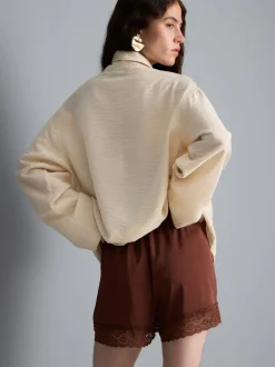 Satin-Shorts mit Spitzenbesatz