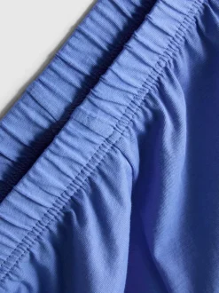Schlafanzug aus T-Shirt und Shorts