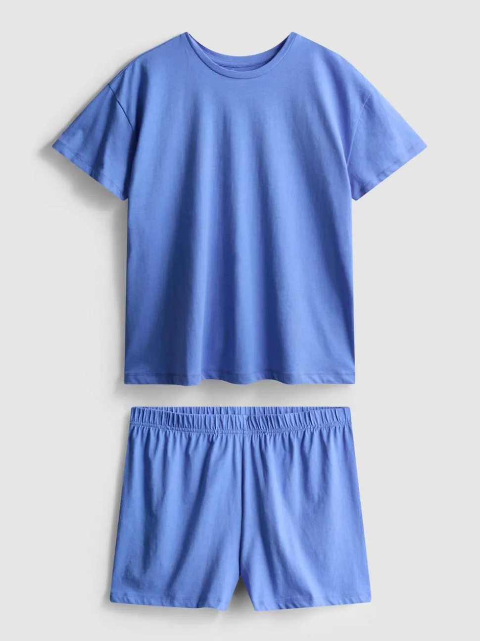 Schlafanzug aus T-Shirt und Shorts