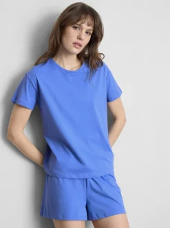 Schlafanzug aus T-Shirt und Shorts
