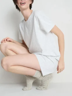 Schlafanzug aus T-Shirt und Shorts
