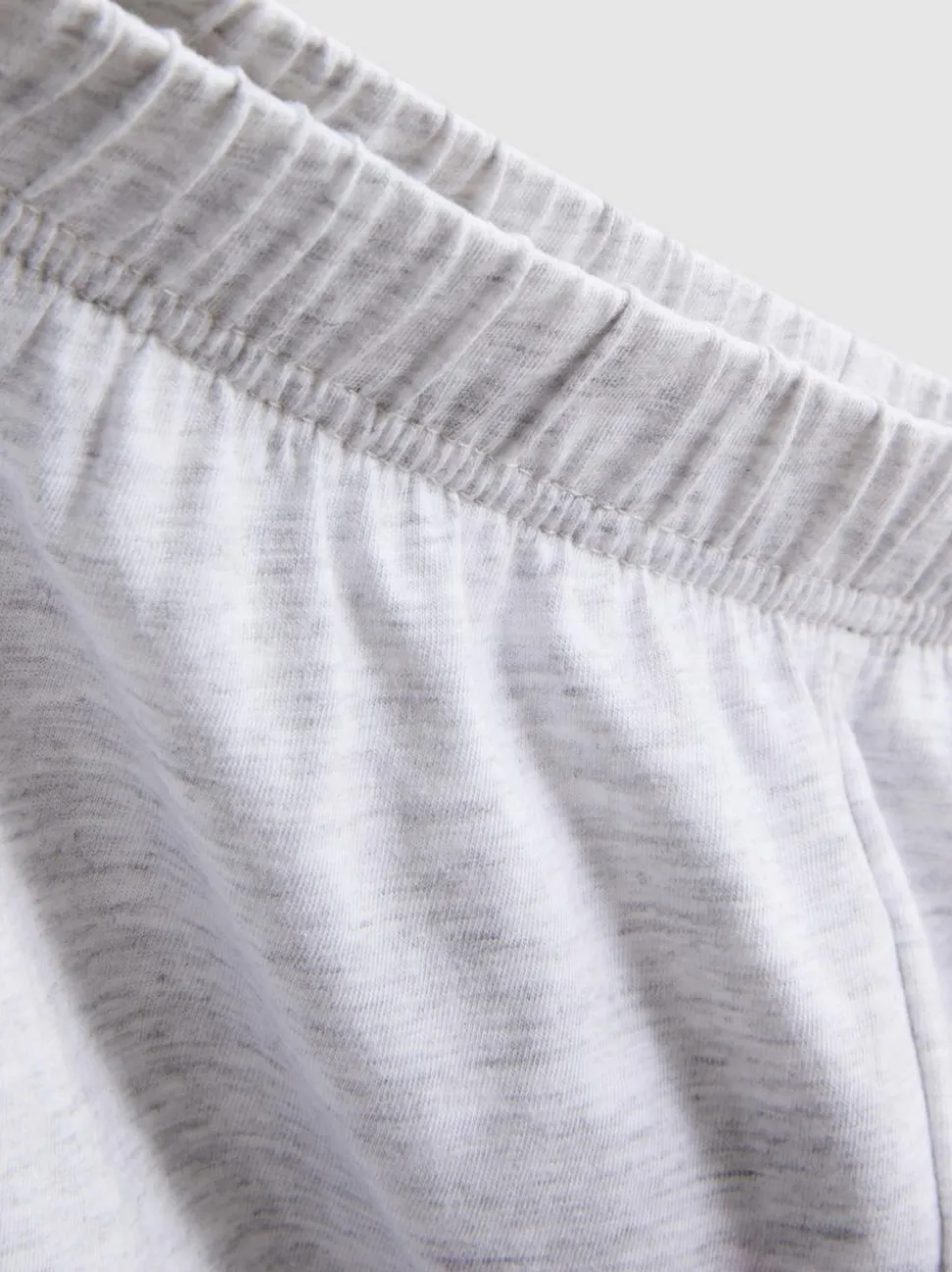 Schlafanzug aus T-Shirt und Shorts