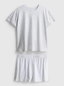 Schlafanzug aus T-Shirt und Shorts