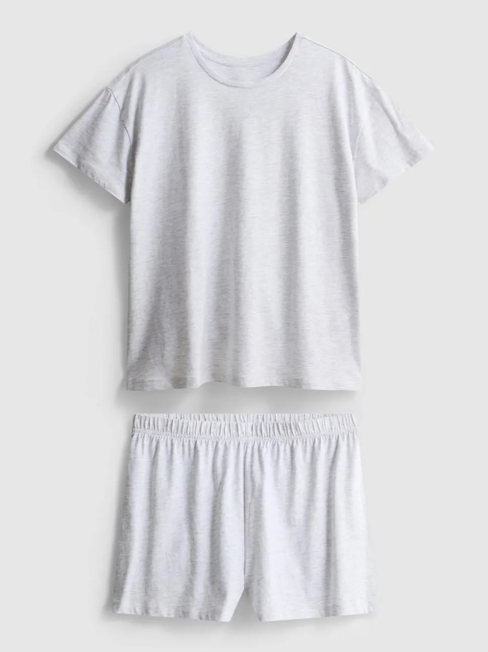 Schlafanzug aus T-Shirt und Shorts