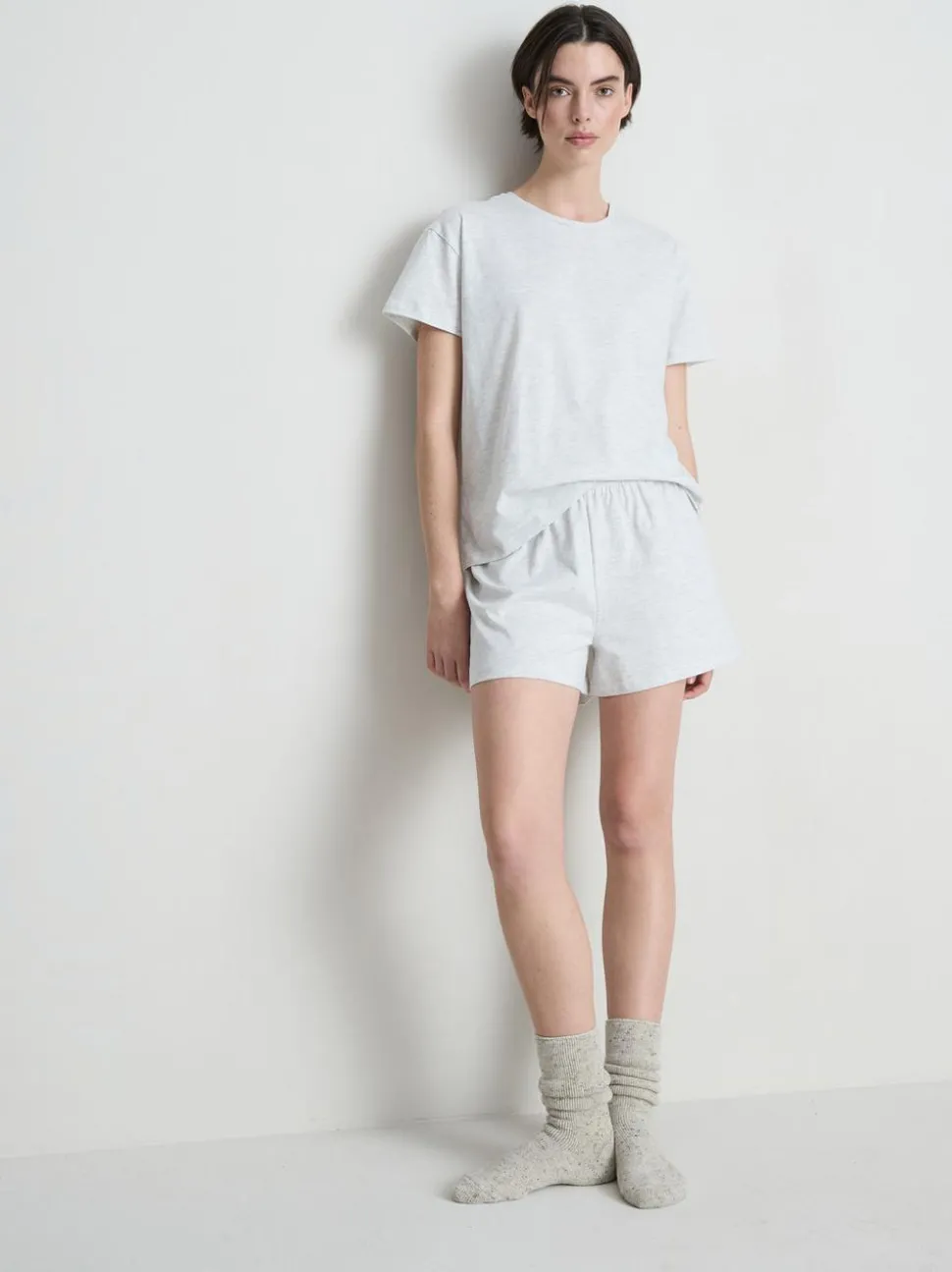 Schlafanzug aus T-Shirt und Shorts