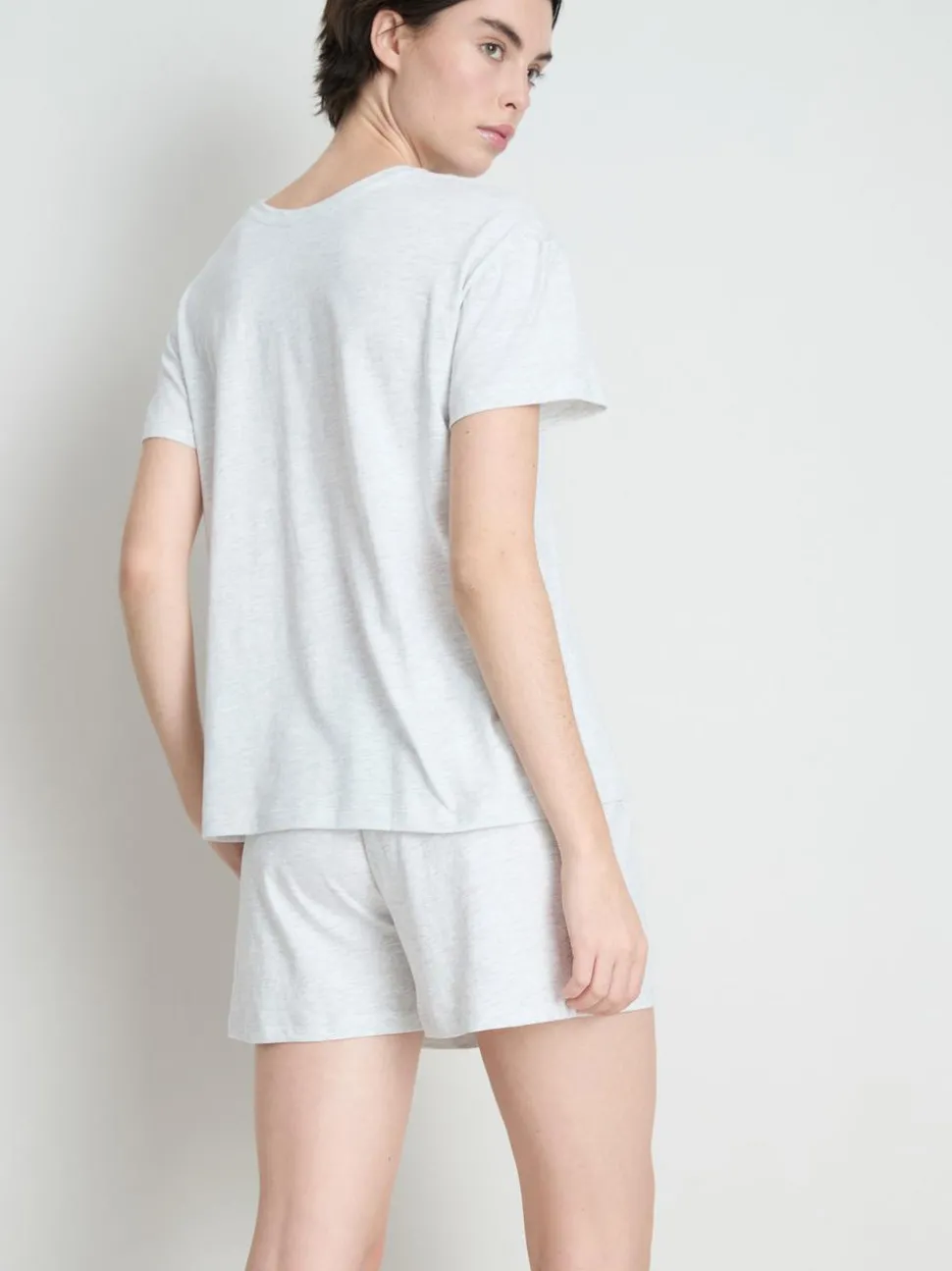 Schlafanzug aus T-Shirt und Shorts