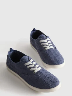 Schnürsneaker mit Lochstickerei