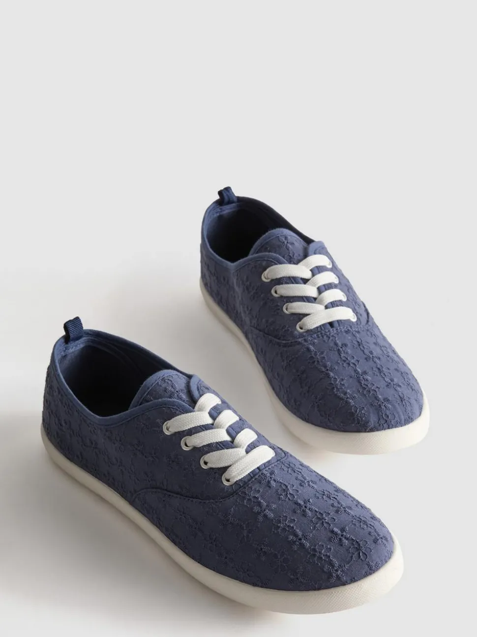 Schnürsneaker mit Lochstickerei