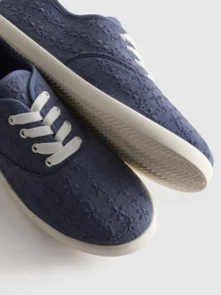 Schnürsneaker mit Lochstickerei