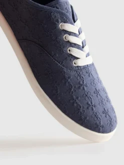 Schnürsneaker mit Lochstickerei