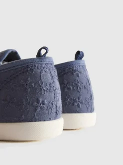 Schnürsneaker mit Lochstickerei