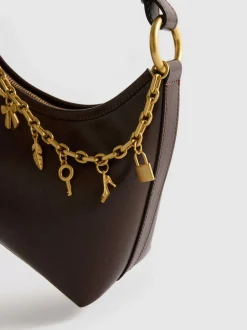 Schultertasche mit Anhängern