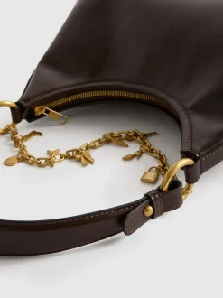 Schultertasche mit Anhängern