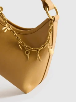 Schultertasche mit Anhängern