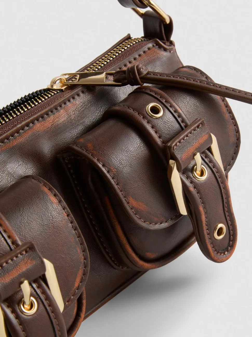 Schultertasche mit Fächern und Schnallen