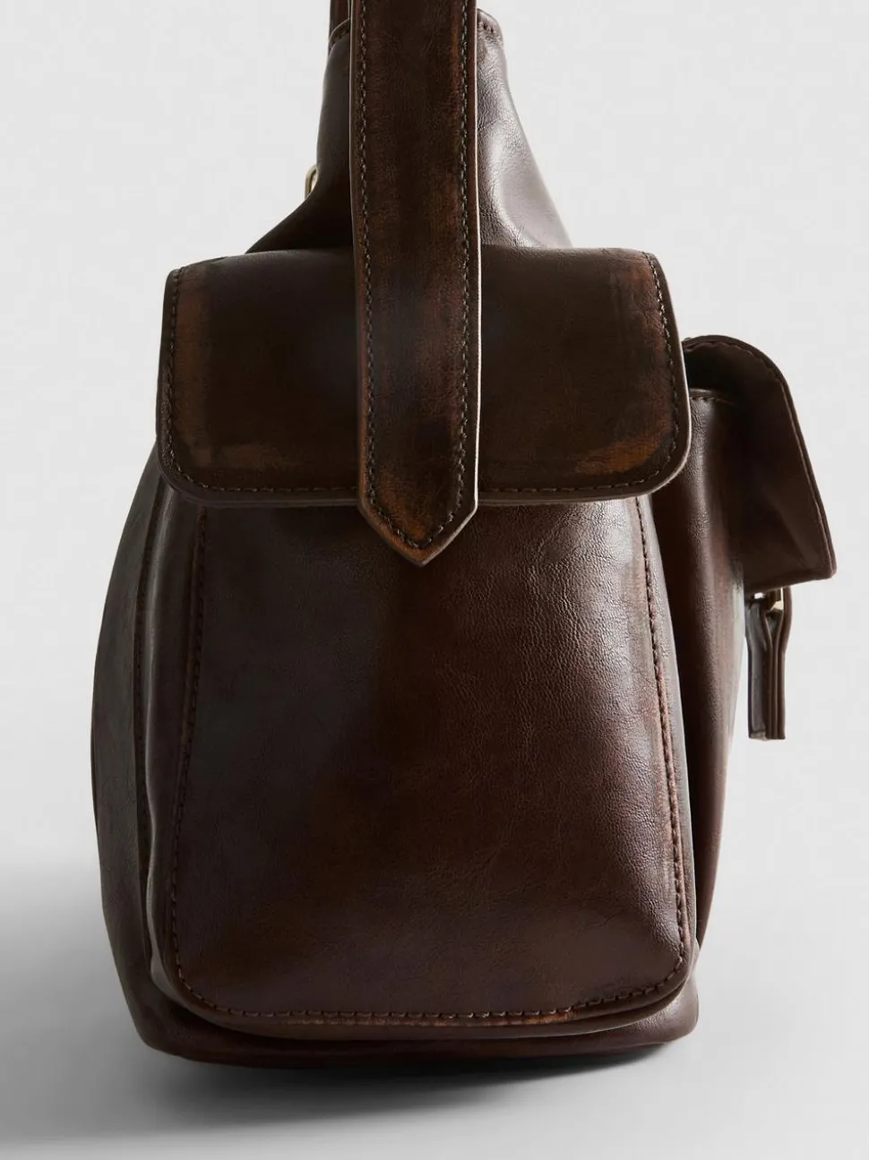 Schultertasche mit Fächern und Schnalle