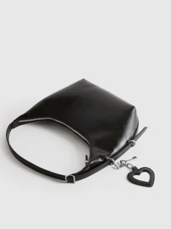 Schultertasche mit Herzanhänger