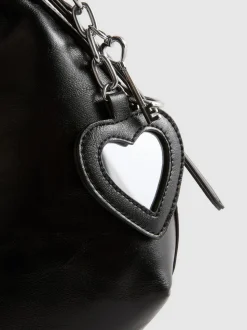 Schultertasche mit Herzanhänger