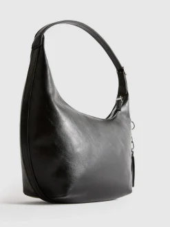 Schultertasche mit Herzanhänger