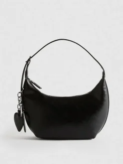 Schultertasche mit Herzanhänger
