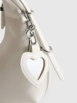 Schultertasche mit Herzanhänger