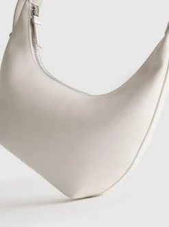 Schultertasche mit Herzanhänger