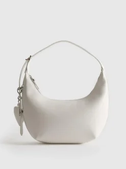 Schultertasche mit Herzanhänger