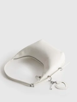Schultertasche mit Herzanhänger