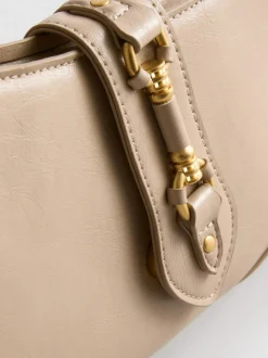 Schultertasche mit Metalldetail