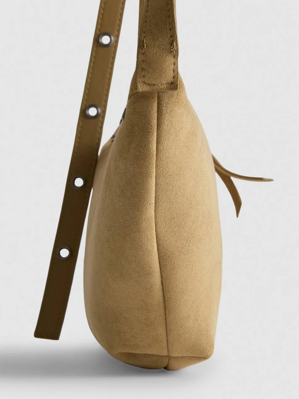 Schultertasche mit Nieten