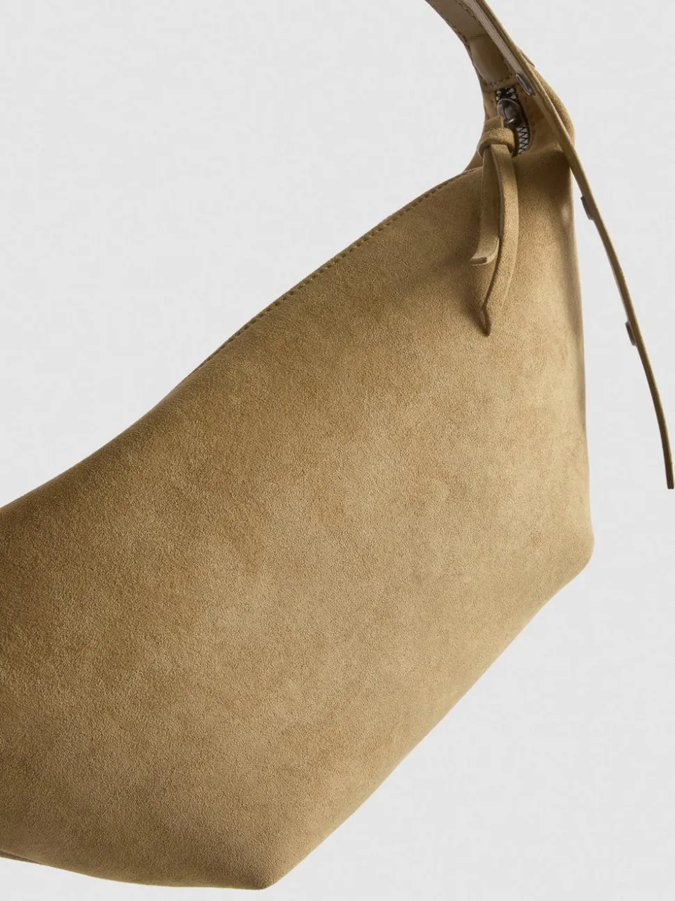Schultertasche mit Nieten