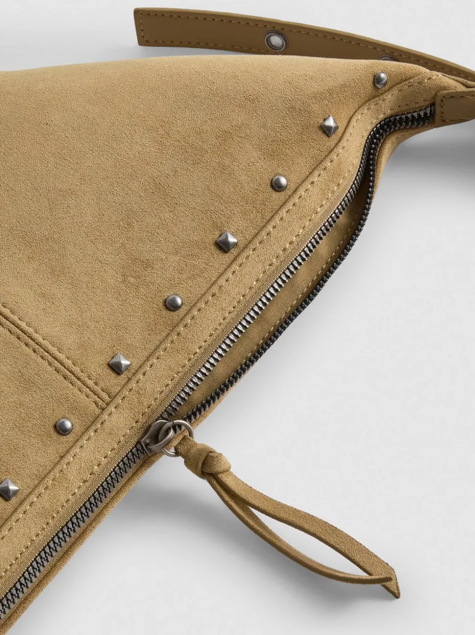 Schultertasche mit Nieten