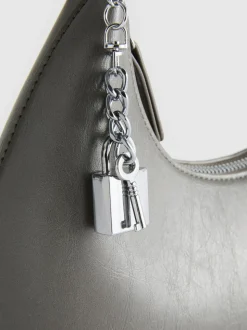 Schultertasche mit Schlossanhänger