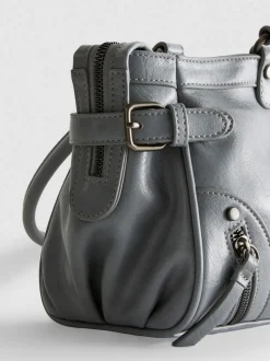Schultertasche mit Zierschnallen