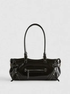 Schultertasche mit Zierschnallen