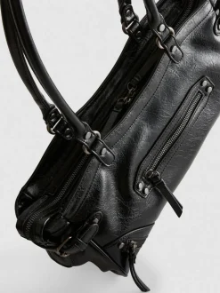 Schultertasche mit Zierschnallen