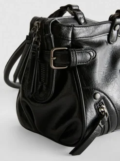 Schultertasche mit Zierschnallen