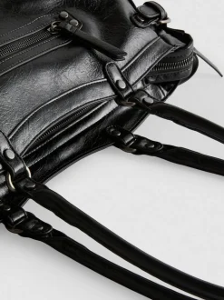 Schultertasche mit Zierschnallen